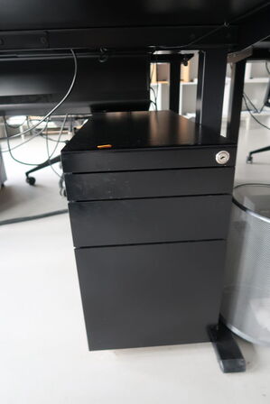 El. hæve/sænke skrivebord uden indhold med afskærmning samt skuffemodul