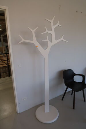 Stumtjener SWEDESE TREE af Michael Young/Katrin Olina