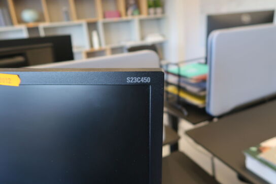 2 stk. computerskærme SAMSUNG S24E450, S23C450, dockingstation LENOVO Thinkpad, tastatur, mus