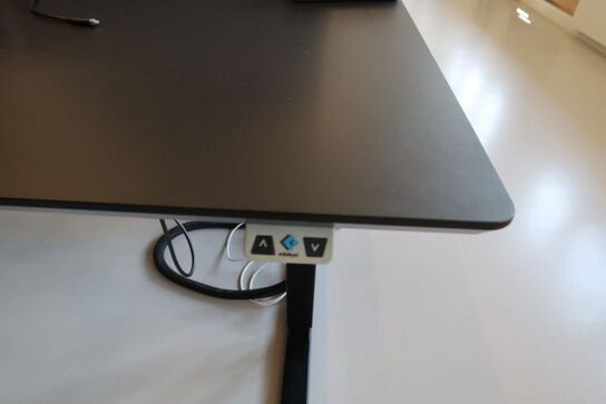 El. hæve/sænke skrivebord uden indhold med afskærmning samt skuffemodul