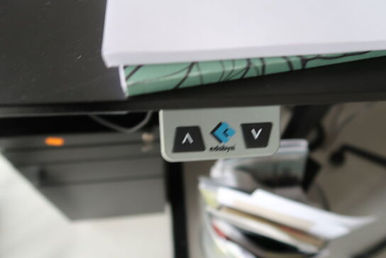 El. hæve/sænke skrivebord uden indhold med afskærmning samt skuffemodul