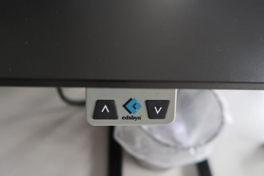 El. hæve/sænke skrivebord uden indhold med afskærmning samt skuffemodul