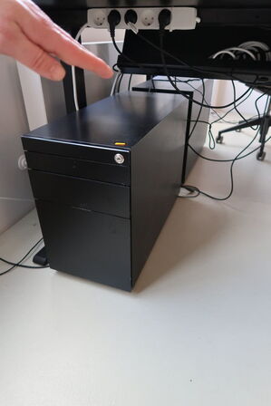 El. hæve/sænke skrivebord uden indhold samt skuffemodul