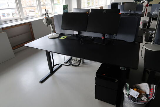 El. hæve/sænke skrivebord uden indhold med afskærmning samt skuffemodul
