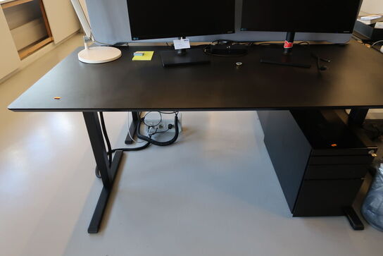 El. hæve/sænke skrivebord uden indhold med afskærmning samt skuffemodul