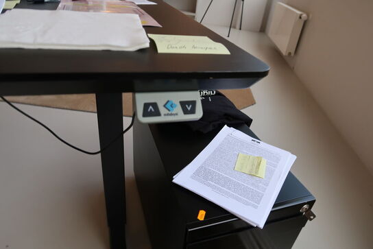 El. hæve/sænke skrivebord uden indhold samt skuffemodul