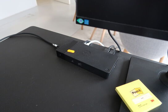 2 stk. computerskærme SAMSUNG F24T452FQR, dockingstation DELL, tastatur