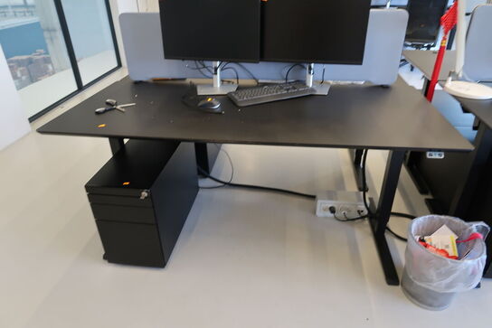 El. hæve/sænke skrivebord uden indhold med afskærmning samt skuffemodul