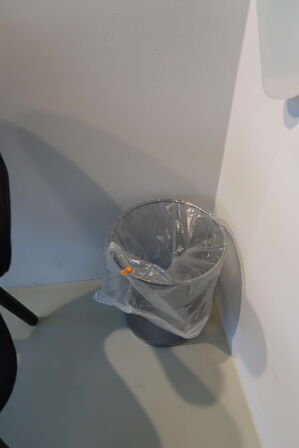 Whiteboard samt papirkurv