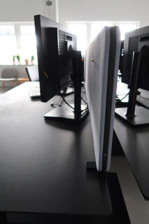 El. hæve/sænke skrivebord uden indhold med afskærmning samt skuffemodul