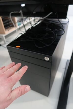 El. hæve/sænke skrivebord uden indhold med afskærmning samt skuffemodul