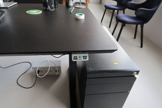 El. hæve/sænke skrivebord uden indhold samt skuffemodul