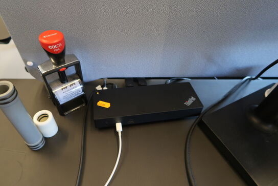 2 stk. computerskærme SAMSUNG S24E450, dockingstation LENOVO Thinkpad, tastatur, mus