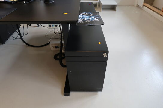 El. hæve/sænke skrivebord uden indhold med afskærmning samt skuffemodul