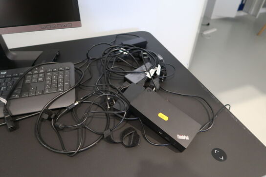 Computerskærm SAMSUNG U28E850R, dockingstation LENOVO Thinkpad, tastatur