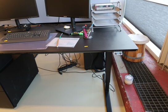 El. hæve/sænke skrivebord med afskærmning uden indhold samt skuffemodul