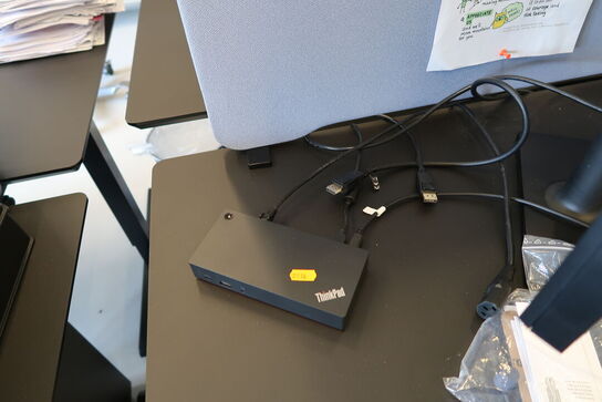 2 stk. computerskærme SAMSUNG S24C, dockingstation LENOVO ThinkPad, tastatur