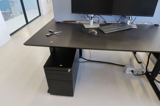 El. hæve/sænke skrivebord uden indhold med afskærmning samt skuffemodul