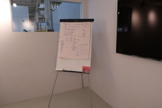 Reol MUUTO Stacked samt whiteboard