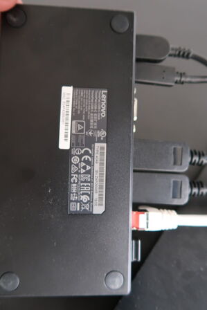 2 stk. computerskærme SAMSUNG S24E450B, dockingstation LENOVO Thinkpad, tastatur og mus