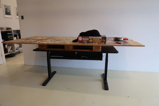 El. hæve/sænke skrivebord samt spånplade