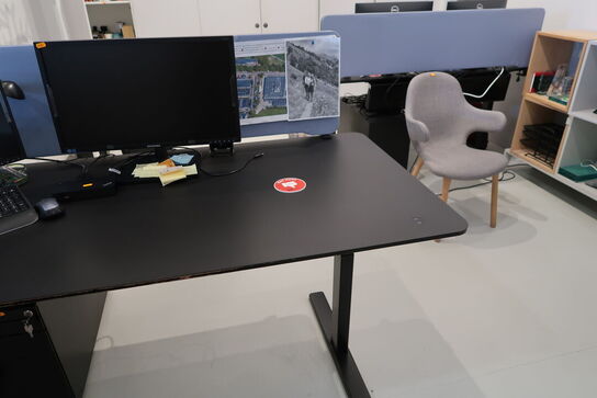 El. hæve/sænke skrivebord PAUSTIAN uden indhold med afskærmning samt skuffemodul