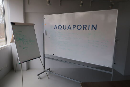 Reolsystem MUUTO Stacked uden indhold samt 2 stk. whiteboard