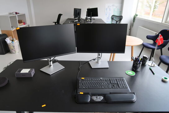 2 stk. computerskærme DELL P2422H, tastatur, rollermouse