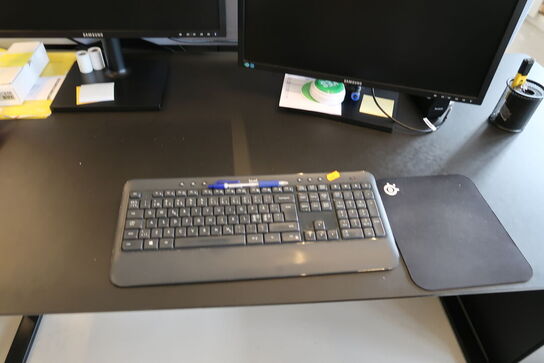 2 stk. computerskærme SAMSUNG S24E450, dockingstation LENOVO ThinkPad, tastatur