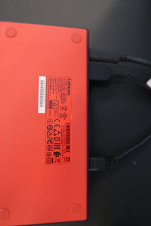 2 stk. computerskærme SAMSUNG S24C, dockingstation LENOVO ThinkPad, tastatur