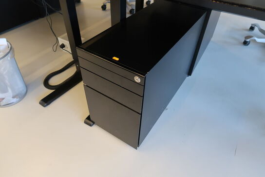 El. hæve/sænke skrivebord uden indhold med afskærmning samt skuffemodul