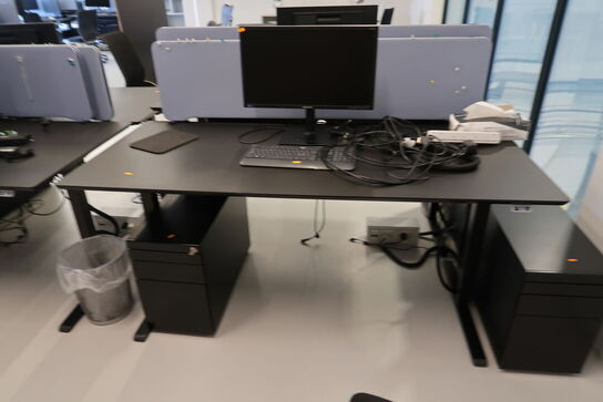 El. hæve/sænke skrivebord uden indhold med afskærmning samt skuffemodul