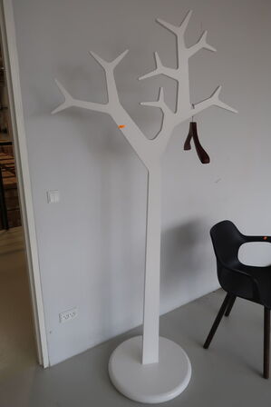 Stumtjener SWEDESE TREE af Michael Young/Katrin Olina