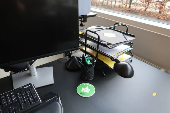 2 stk. computerskærme DELL P2422HE, tastatur, mus, rollermouse