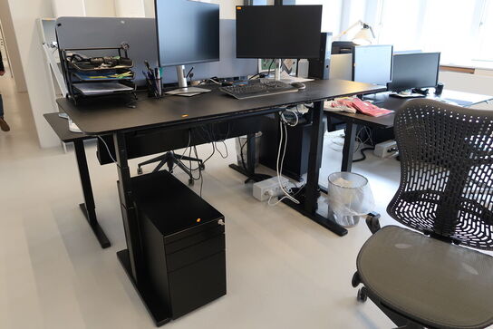 El. hæve/sænke skrivebord uden indhold med afskærmning samt skuffemodul