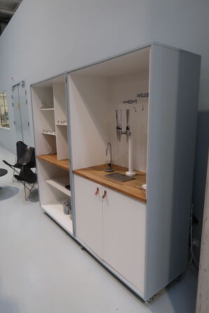 2 stk. sammenfoldelige køkkenmoduler på hjul, med vanddispenser, tappehaner m.m.