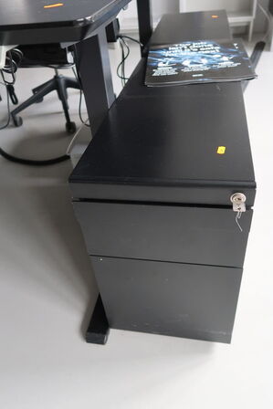 El. hæve/sænke skrivebord uden indhold med afskærmning samt skuffemodul