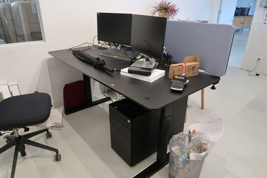 El. hæve/sænke skrivebord PAUSTIAN uden indhold med afskærmning samt skuffemodul