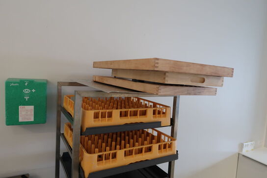 Stikvogn med div. Opvaskebakker med indhold