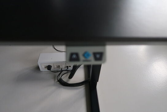 El. hæve/sænke skrivebord uden indhold med afskærmning samt skuffemodul