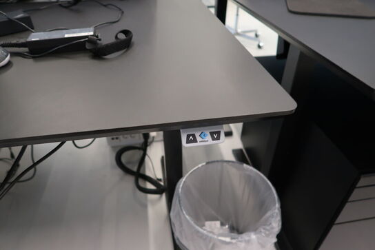 El. hæve/sænke skrivebord uden indhold med afskærmning samt skuffemodul