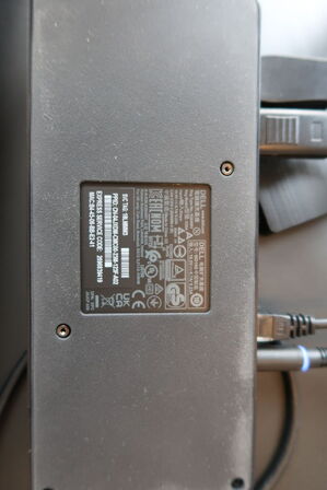 2 stk. computerskærme SAMSUNG F24T450FQR, dockingstation DELL, tastatur, mus