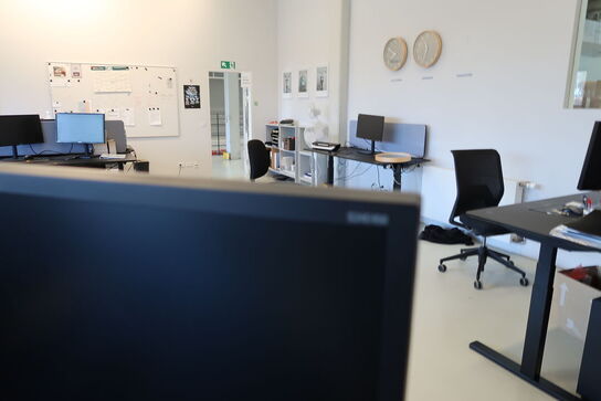 2 stk. computerskærme SAMSUNG S24E450B, dockingstation LENOVO Thinkpad, tastatur og mus