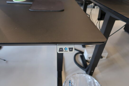 El. hæve/sænke skrivebord uden indhold med skuffemodul