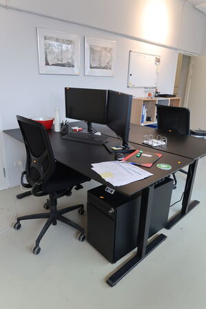 El. hæve/sænke skrivebord uden indhold samt skuffemodul