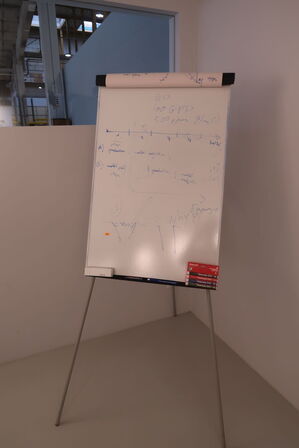 Reol MUUTO Stacked samt whiteboard