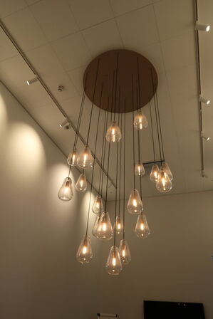 Lysekrone NUURA ANOLI med 19 stk. pendler