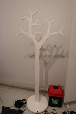 Stumtjener SWEDESE TREE af Michael Young/Katrin Olina