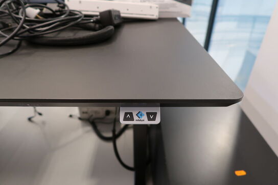 El. hæve/sænke skrivebord uden indhold med afskærmning samt skuffemodul