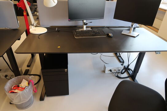 El. hæve/sænke skrivebord uden indhold med afskærmning samt skuffemodul